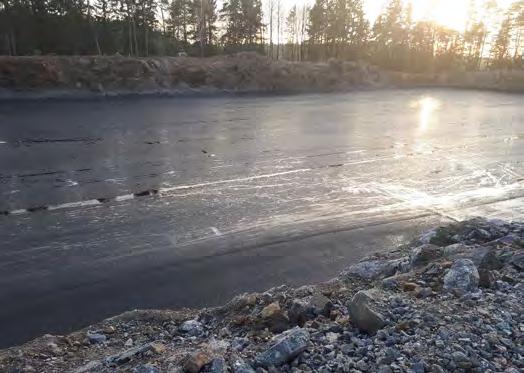 11/28 vaarallisen jätteen varaston kenttätyöt tehty ja varastokopit nostettu paikalleen (käyttöönotto 2019) jätevesiputkilinjojen pesua asfalttipaikkauksia Kuva 3 Kalliovaraston pintarakennetyömaa