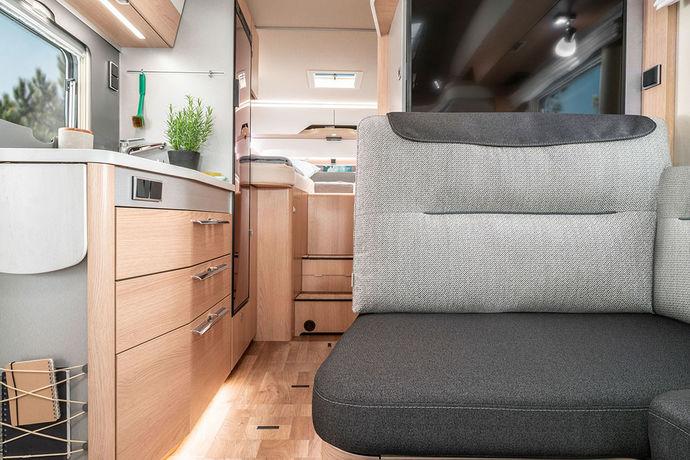 HYMER B-Klasse ModernComfort 580 -mallin istuinryhmä tässä vakiona olevassa