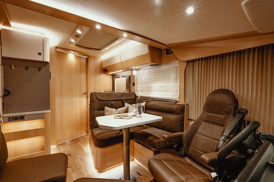 Lukuisat LED-spotit ja epäsuora valaistus luovat viihtyisän tunnelman Hymermobil B-Klasse ModernComfort
