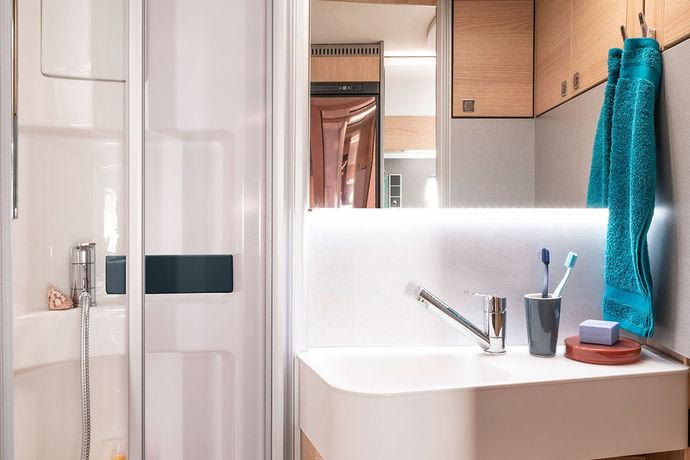 HYMER B-Klasse ModernComfort -mallin Komfortpesutila on jaettu optisesti kahteen