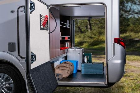 Helposti tunnistettavat takavalot Mercedes-Benz Sprinter ohjaamo Asunto-osan portaaton lattia