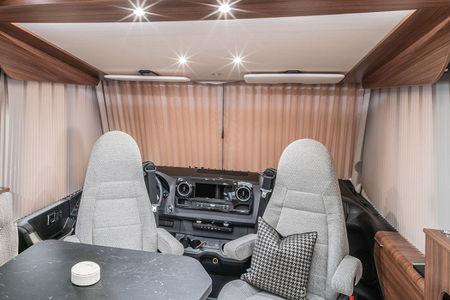 oleskelutilan suuri HYMERpanoraamakattoikkuna päästää paljon suoraa päivänvaloa sisään ja luo siten