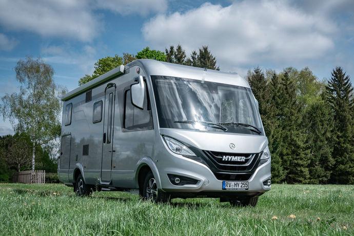 Ulkopuolen muotoiluun yhdistyy sisätilojen moderni suunnittelu Ulkoisesti Hymermobil B-Klasse ModernComfort -mallit ihastuttavat erityisen henkilöautomaisilla piirteillään.