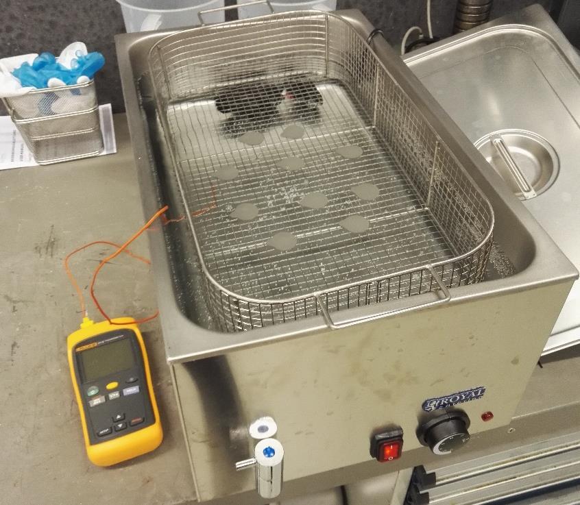 44 Sideaineen poisto tapahtui materiaalitoimittajan ohjeen mukaisesti vesihauteessa. Veden lämpötila oli noin 50 C ja pitoaika seitsemän tuntia.