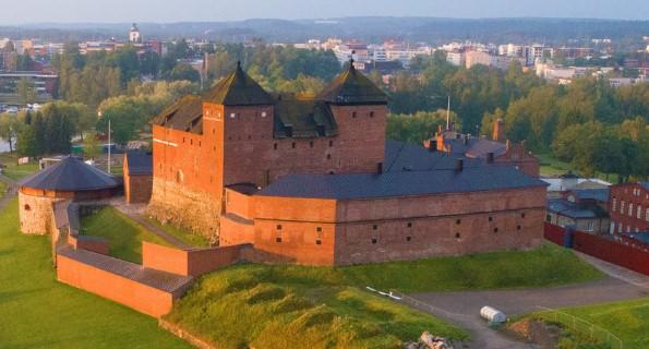 Joulukuun kuukausikokous: Retki Hämeenlinnaan Teemme retken Hämeenlinnan Joulumarkkinoille lauantaina 7.12.2019. Markkinat järjestetään Elenia Areenalla (os.