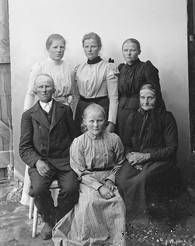 KÄSITYÖ JA HISTORIA 5-9 luokat Tutki entisajan juhlapukuja Valokuvassa näet parempiin vaateisiinsa pukeutuneen perheen. Mitä vaatteita heillä on yllään?
