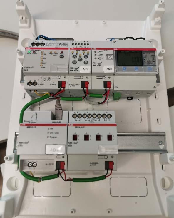 Kuva 4.5 KNX-testilaitteiston rakennekuva sisältä. 4.3 Testilaitteiston ohjelmointi ja käyttöönotto Testilaitteiston ohjelmointiin käytettiin KNX Associationin ylläpitämää uusinta ETSohjelmistoa.