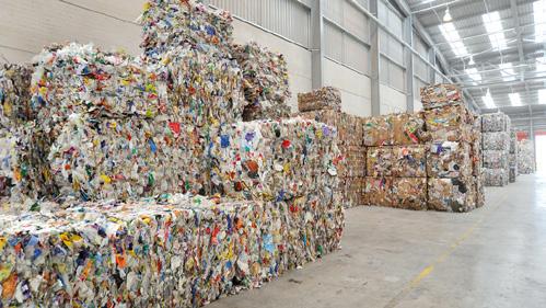 YMPÄRISTÖVAIKUTUKSET Eilisen jäte on tämän päivän raaka-aine Kiinteän jätteen määrän vähentäminen ja uudelleenkäytön lisääminen ovat tärkeitä tavoitteita UPM:n kaikilla tehtailla.