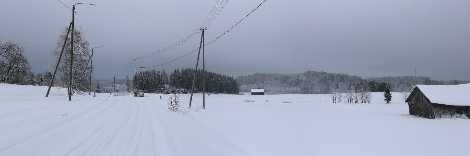 Kuva 13-7. Näkymä Kuonomäentieltä kohti kaakkoa. Kiialankallio rajaa Lepsämän kylämaiseman maisematilaa. Kiialankallio sijoittuu kuvassa keskellä olevan metsäsaarekkeen vasemmalle puolelle taustalle.