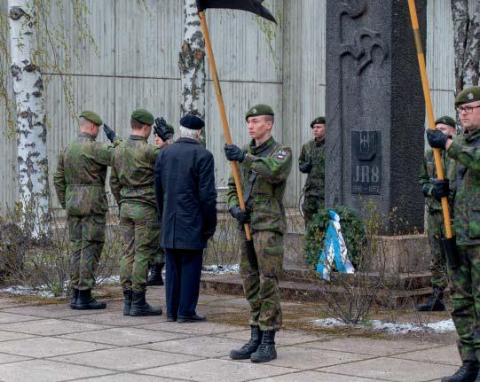 eli Oravaisten marssin. Karjalan prikaatin seitsemännen lipun naulaajat 1. Maavoimien komentaja kenraaliluutnantti Petri Hulkko 2.