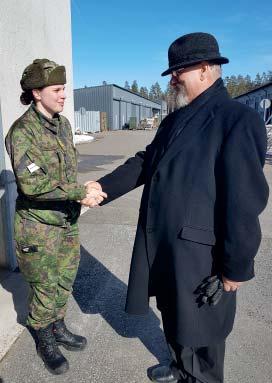 yhteyspäällikkö Anne Käen kertoillessa Kouvolasta ja lopuksi kiertoajelu, joka päättyi Kouvolan Kasarminmäelle. Satoja kuvia otettiin ja illalla oli saunailta!