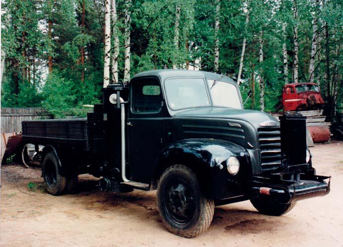 Ford Thames kuorma-auto M 1955 Henkilöstötapahtumia Karjalan prikaatissa Suomen sodanaikaisen kuorma-autokannan poistumaa korvaamaan hankittiin Puolustusvoimille 1950-luvun puolivälissä 260 Ford