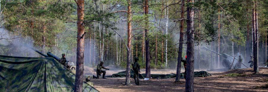 Aikaisemmin päivällä sattuneen sadan piirun suuntausvirheen takia harjoitellaan lisää. Illan pimeydessä metsässä kaikuvat huudot Tulikomentoja, jonka perään erilaisia sivu- ja korolukuja.