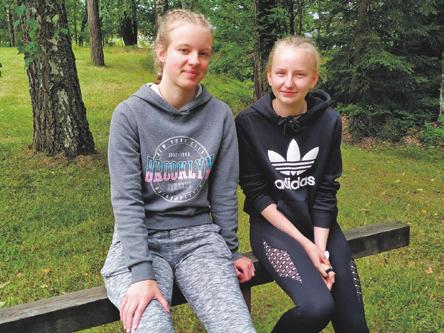 Osviitta 9 Nuorten ilta on just hyvä paikka tavata kavereita Anniina (oikealla) ja Sara toivovat lisää väkeä nuorten iltoihin.