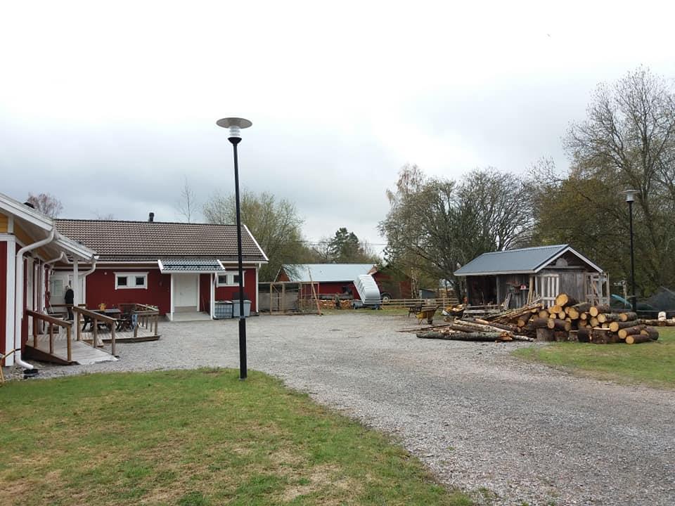 Luonnonmateriaaleja hyödynnetään toiminnassa muun muassa hyönteishotellien tekemiseen verstaalla.