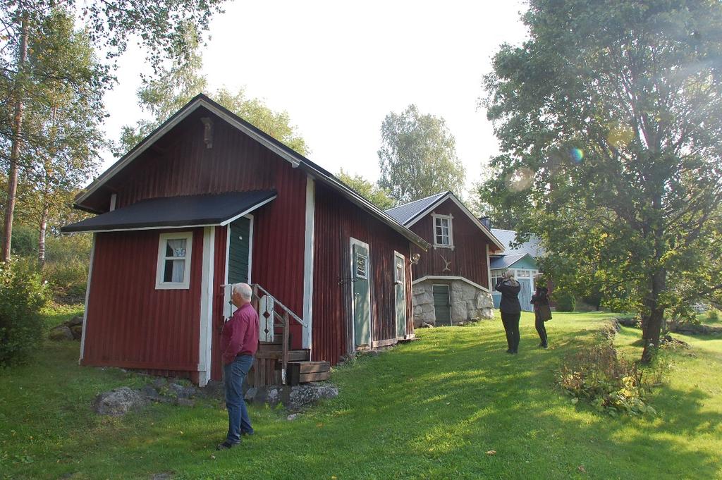 AM-merkinnällä olevaa rakennuspaikkaa on laajennettu pohjoisen suuntaan kulkuyhteyden huomioimiseksi sekä kaavan pohjoisosassa on huomioitu olemassa oleva