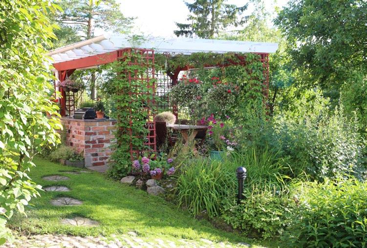 Rakenteet jäntevöittävät tilat Vaikka kasvit ovat selvästi tämän lomapuutarhan pääasia, tekevät Pekan pihpiiriin nikkaroimat rakenteet kokonaisuudesta ainutkertaisen.