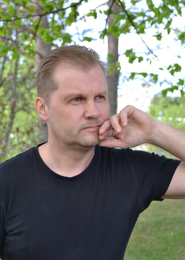 Tuomas Torkki on ollut jo pitkään osa Petäjäveden lukion sekä yläasteen opettajakirjoa. Hän kertoo opiskelleensa ensin autotekniikkaa, mutta huomasi, että se ei sopinut hänelle.