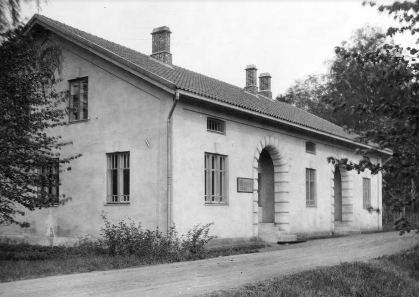 20 Kuva 12 Wiksbergin kartanon rakennus museona 1900-luvulla (Köykkä n.d.) Wiksbergin kartanon alueelta sotien jälkeistä aikaa ei ole kirjattu.