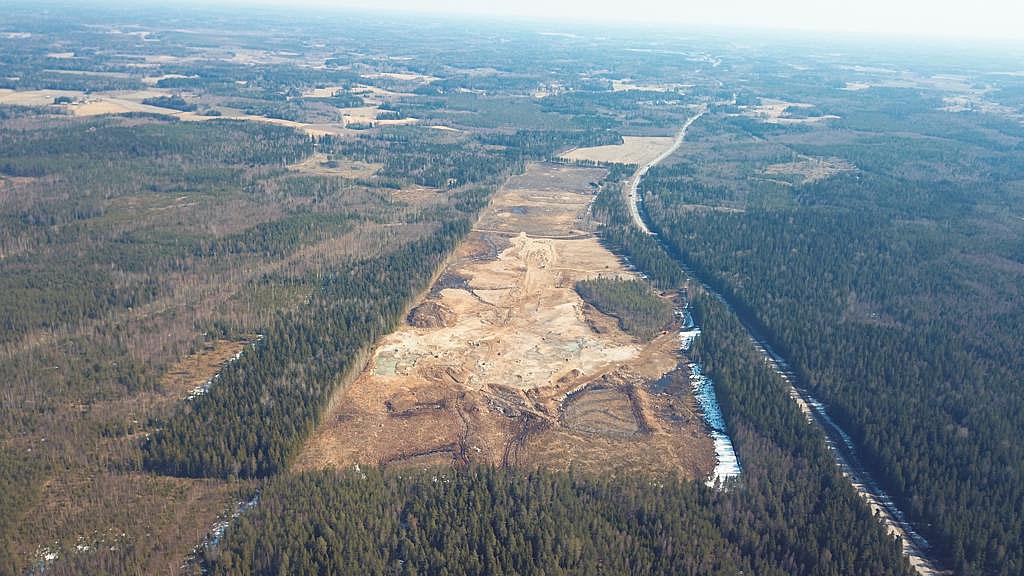 Natura-vaikutusten arviointi 7/15 Kuva 2.3. Vaihtoehtona 0 on alueen muuttaminen pelloksi. Pellon rakentaminen on käynnissä. Valokuva on otettu 19.4.2019.