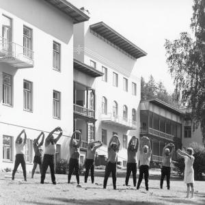 KAUNIALAN KESÄOLYMPIALAISET 28.5.2019 klo 13.00 14.30 Ensimmäiset Kaunialan Olympialaiset pidettiin 6 7.7.1957.Kilpailulajeina olivat jousiammunta, keihäänheitto, kuulantyöntö, pöytätennis ja uinti.