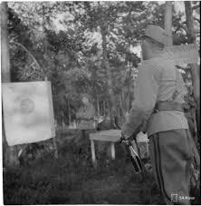 NUOLENHEITTO Yksilökilpailu 1-2 kierrosta osallistujien määrän mukaan. Nuolenheitto eli tikanheitto sai alkunsa Suomessa noin vuoden 1930 paikkeilla.