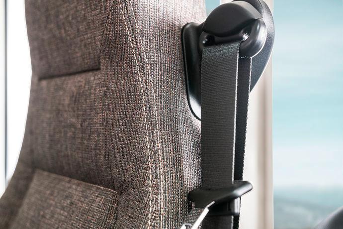 Kojelaudassa on lisäksi yksi USB-liitäntä. Lisävarusteena 230 V, 12 V ja USB-pistorasioita on saatavissa vielä lisää.