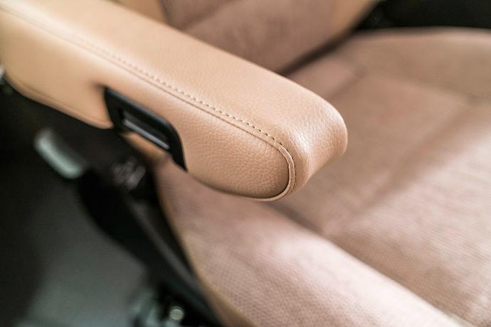 Erittäin mukavat istuimet HYMER SMART Control Ohjaamon käännettävät istuimet on integroidussa Exsis-i-matkailuautossa verhoiltu kokonaan asuntoosan kankaalla.