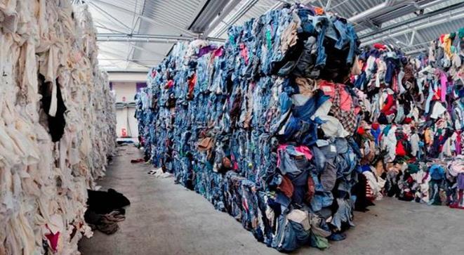 Tekstiilit numeroina ja trendinä: kertakäyttökulutusbuumi päätyy suurelta osin polttoon Suomen tilanne tekstiilejä heitetään pois noin 71 miljoonaa kiloa vuosittain (noin 13 kg/asukas) Noin viidennes