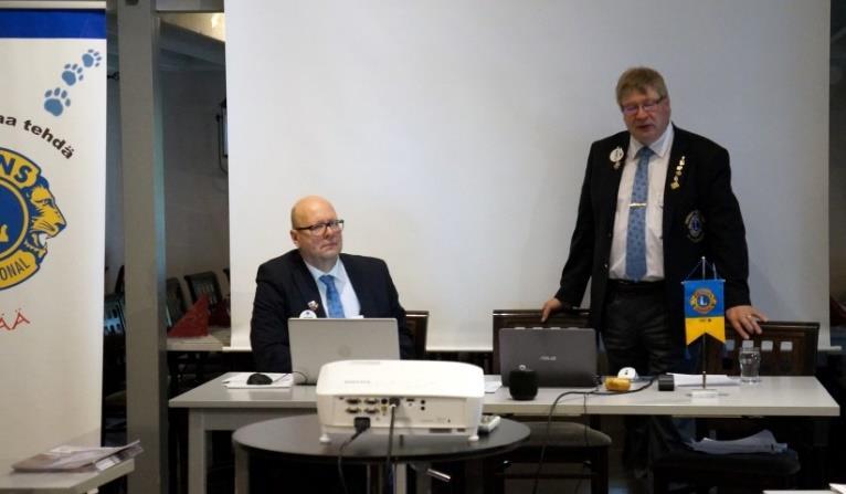Kokouksessa olivat vieraina liiton puheenjohtaja Aarne Kivioja ja lionpuoliso Tuula Kivioja.