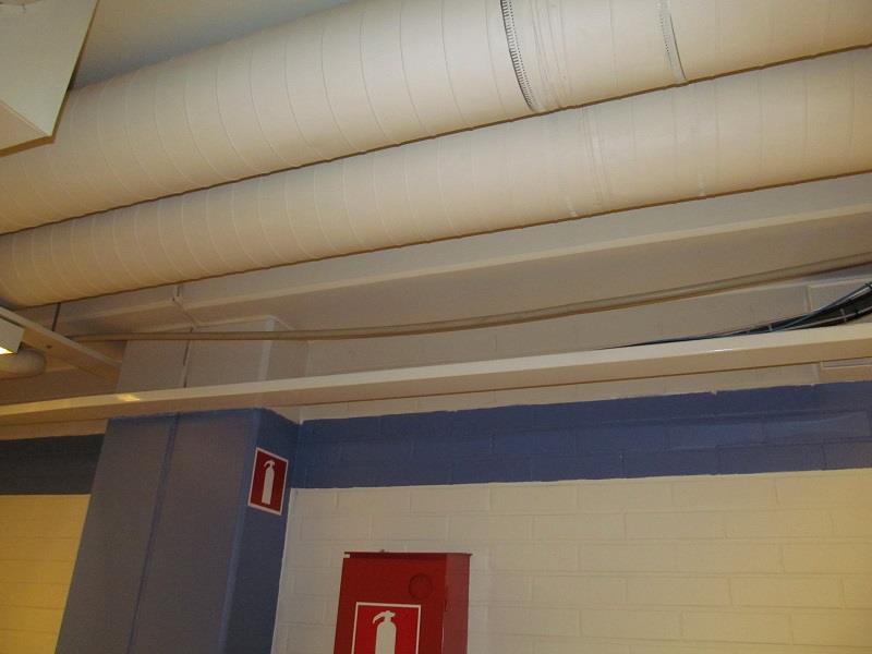 Putkistosta löytyi kaksi vuotokohtaa, joista toinen alla olevassa kuvassa. Putket ovat alkaneet iän myötä myös notkua.