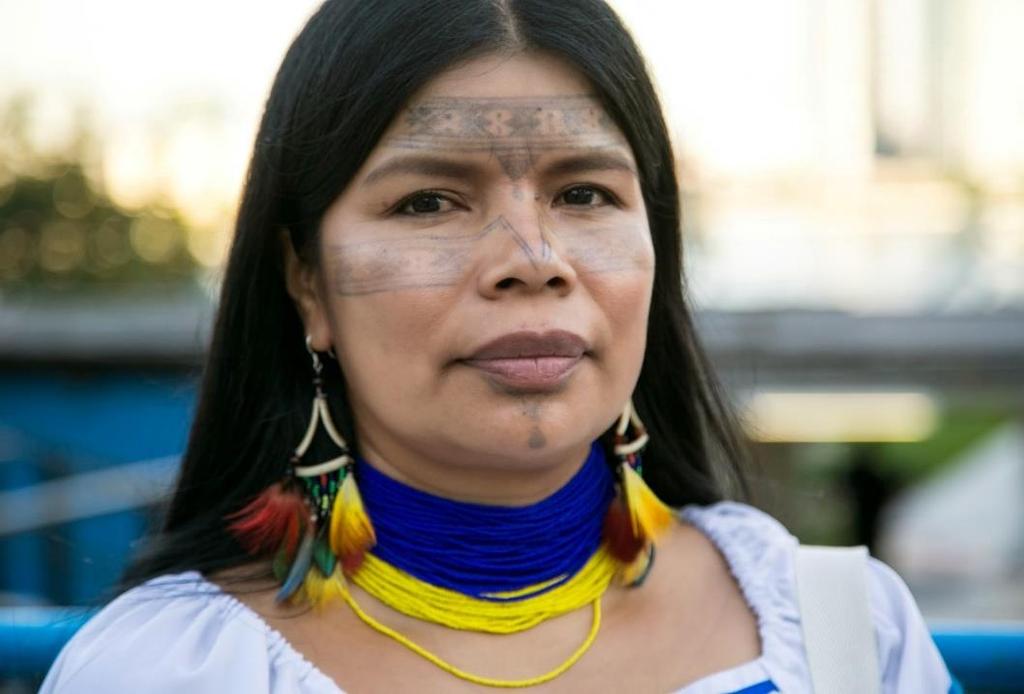 Patricia Gualinga, alkuperäiskansaan kuuluva ympäristön ja maaoikeuksien puolustaja Kuva: Amazon Watch Me toimimme yhdessä ja jatkamme taisteluamme Äiti Maan puolustamiseksi.