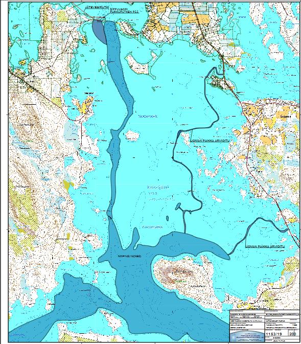 Kuva Kaisansalmesta laskevasta lirupurosta pääjärven vedettömälle, jään peittämälle pohjalle, kun Kemijärvi on säännöstelyn alarajallaan (108 km2) Kaisansalmen sillan alapuolen lirupuro talvella 2018.