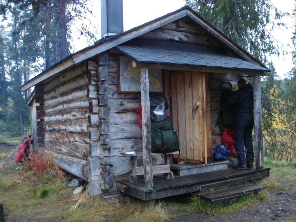 Perjantai 15.9. Vongoivan kammi Tyyroja Peuraselkä, autiotupa,18 km. Lumi maassa vielä aamulla ja ilma kylmä.