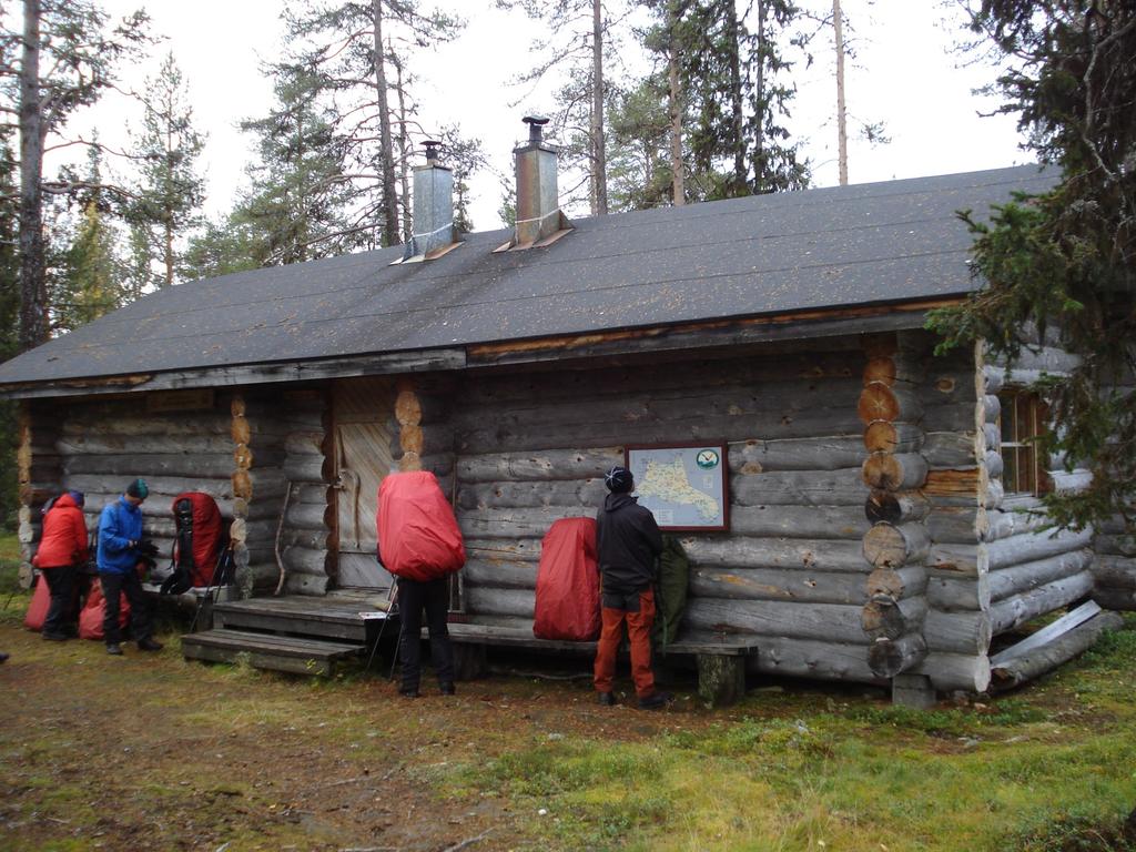 Kapea, syvä suo-oja, jonka ylityskohdassa oli komea silta. Suolla ei näkynyt lakkoja eikä karpaloita.