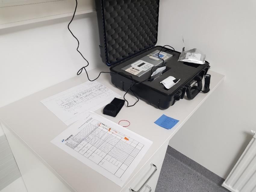 13 Kuva 1. BM Dustdetector -mittauslaite Visuaalisen mittauksen tueksi suoritetaan lisäksi geeliteippimenetelmällä mittaus hiukkasmaisista epäpuhtauksista.