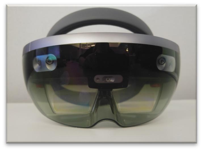 8 Kuva 8. HoloLens-älylasit sivulta ja edestä HoloLens toistaa kuvaa kahdesta pikoprojektorista, joiden kuvasuhde on 16:9.