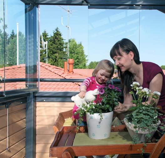 Lasit avataan yksitellen parvekkeen sivuseinille, jolloin aukko saadaan kokonaan vapaaksi ja lasit voidaan helposti pestä myös ulkopinnoilta.