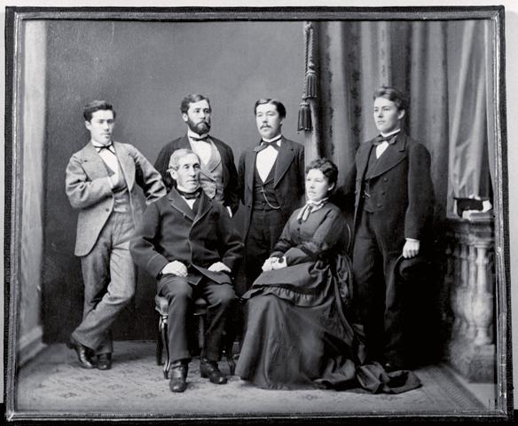 Huvilan arkkitehti J.V. Snellmanin perhe, Karl vasemmassa reunassa. Karl Snellman, yli-insinööri s. 2.10.1855 Helsingissä, k. 1928 - isä J.W.