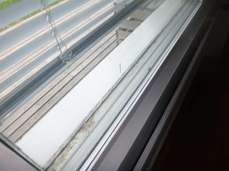 14 11. Ikkunat ja ulko-ovet HAVAINNOT Ikkunoissa ja ulko-ovissa havaittiin paikoin ikä-/säärasitusta. Ikkunoiden vesipellit on asennettu.