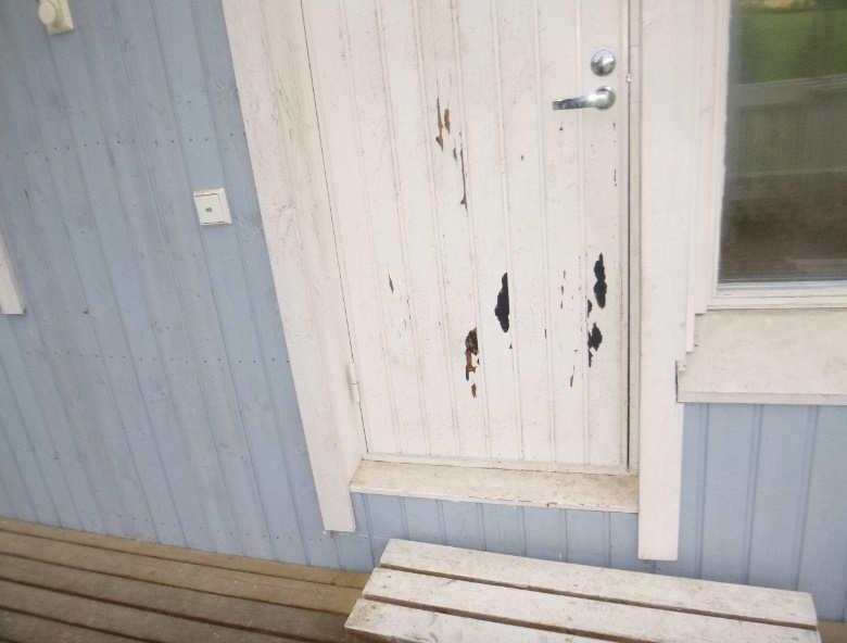 Puu/alumiini-ikkunan tekninen käyttöikä on noin 40 vuodesta koko rakennuksen ikään, huoltoväli (sisäpuolinen maalaus ja tiivistys) 5-15 vuotta.