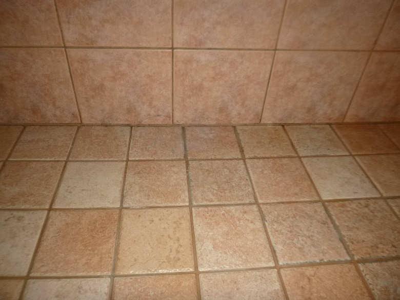 Lattia on betonirakenteinen. Lisäliitteestä saadun tiedon perusteella tilaan on asennettu vedeneristys. LATTIAKAIVO Lattiakaivo on muovinen. Kiristysrengasta ei ole asennettu.
