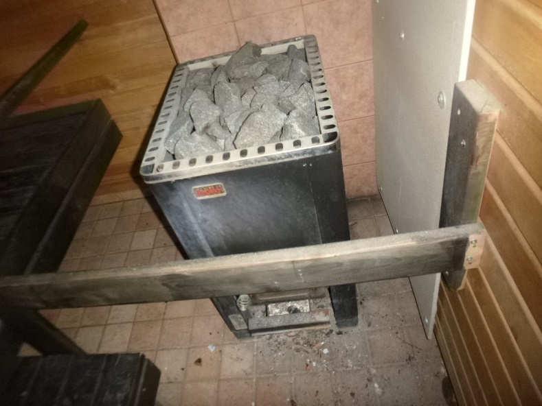 21 14.3. Sauna PÄÄSIALLISET PINTA- RAKENTEET/PINNOIT- TEET VEDENERISTYS/ KOSTEUDENERISTYS Lattiassa on laatoitus, joka on nostettu tilan seinille. Pääosin seinät ja katto ovat paneloituja.