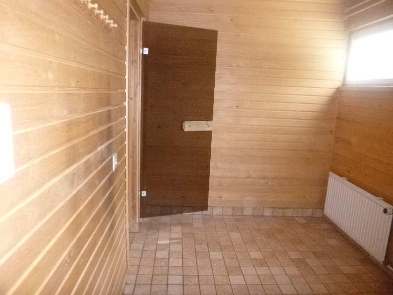 22 14.4. Pukuhuone YLEISTÄ Kts. kohta 13. Tilan lattiassa on laatoitus, joka on nostettu tilan seinille. Pistokokein selvästi irti alustastaan olevia laattoja ei havaittu. Seiniä on paneloitu.