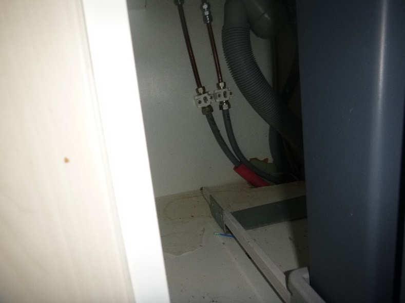 27 17. Vesi- ja viemärilaitteisto YLEISTÄ Käyttövesiputket ovat kohteessa muovia suojaputkessa ja kuparia. Viemäriputket ovat muovia. Kalvopainesäiliö sijaitsee pannuhuoneessa.