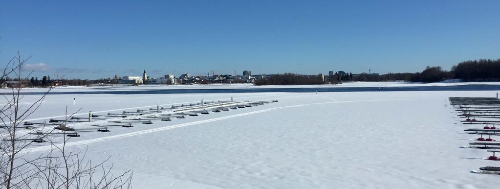 KAUPUNGIN SILUETTI: Näkymä Hietasaaresta (Johteenpooki) Kauempaa Hietasaaresta katso una koulurakennus Maunonkatu 2 korkeana rakennuksena juuri ja juuri ero uu kaupungin siluete ssa.