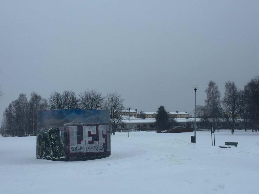 NÄKYMÄT: Hollihaan puistosta Maunonkatu 2 koulurakennus