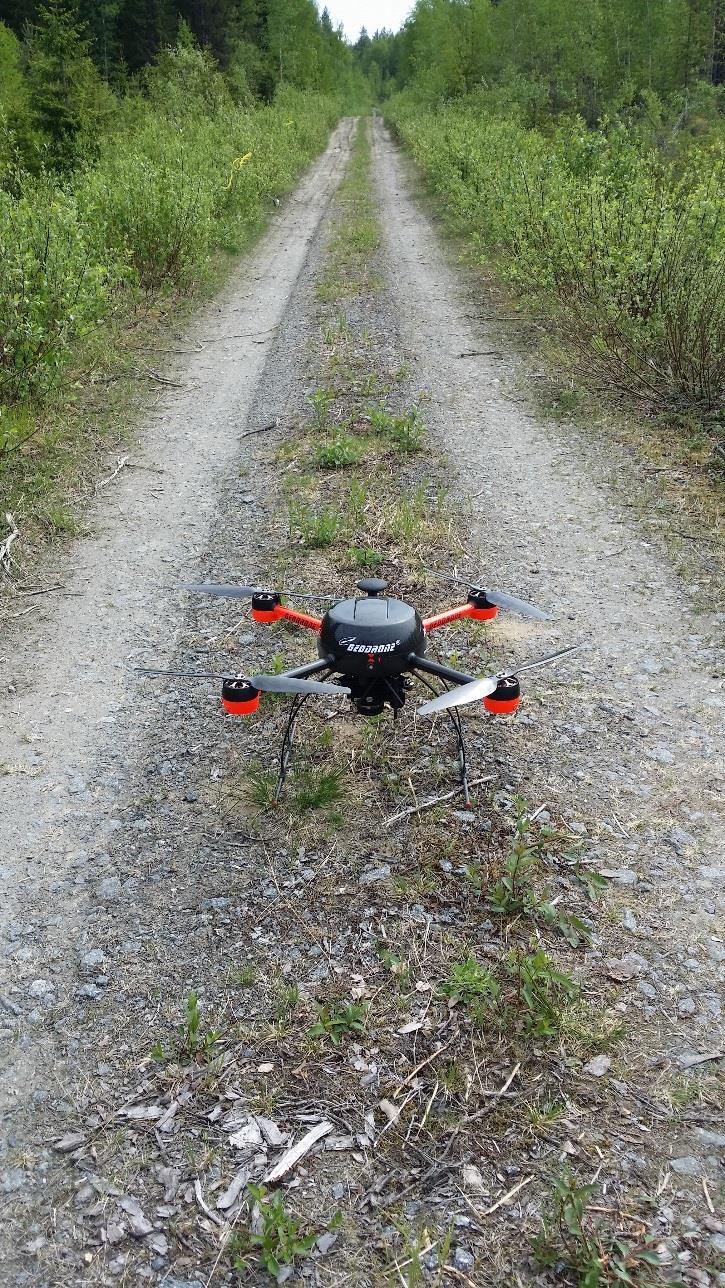 muodostaa muun muassa 3D-pistepilvi (LAS-formaatti) ja ortokuva (GeoTIFFformaatti). Tuotetut aineistot ovat mittatarkkoja. Kuvien prosessointiin käytetään Pix4D-ohjelmistoa.
