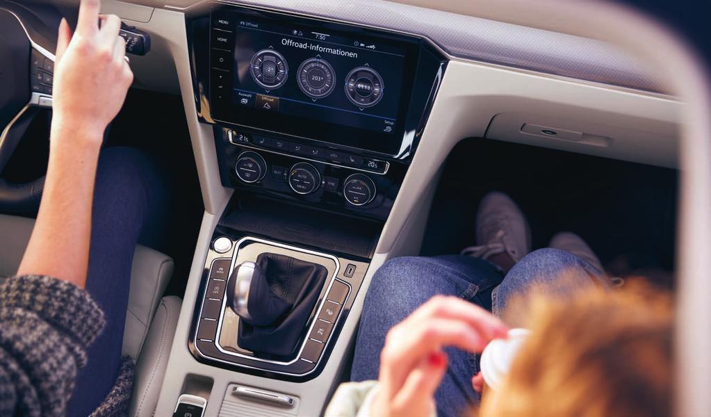 Järjestelmä käyttää myös liikennemerkkien tunnis-tusta ja App-Connect Wireless -toimintoa (Apple CarPlay ).