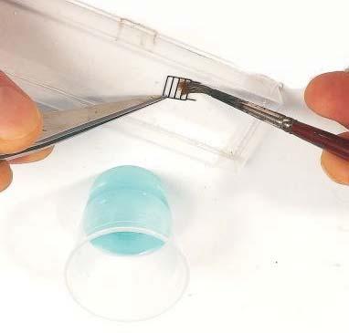 Liota osia tummennusaineessa noin puoli minuuttia, osat tummenevat lähes välittömästi. Neutralisoi jälleen vedellä.